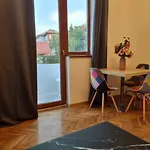 Cozy Near Center *
