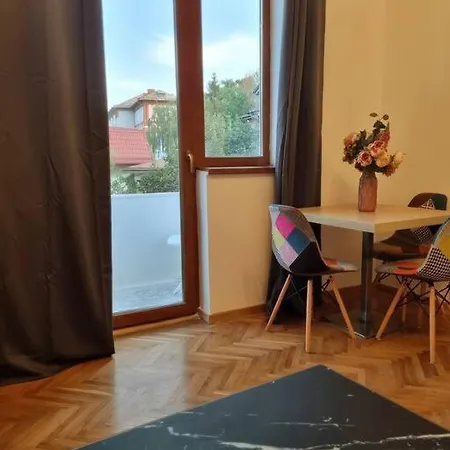 Cozy Near Center *