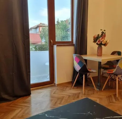 Cozy Near Center *