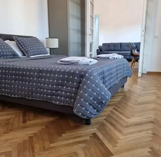 Cozy Near Center *