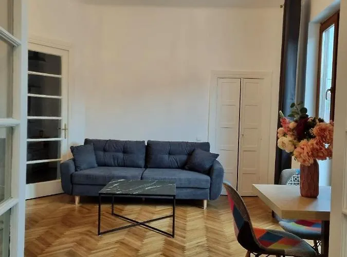 Cozy Near Center