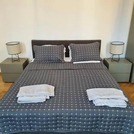 Cozy Near Center Lejlighed *