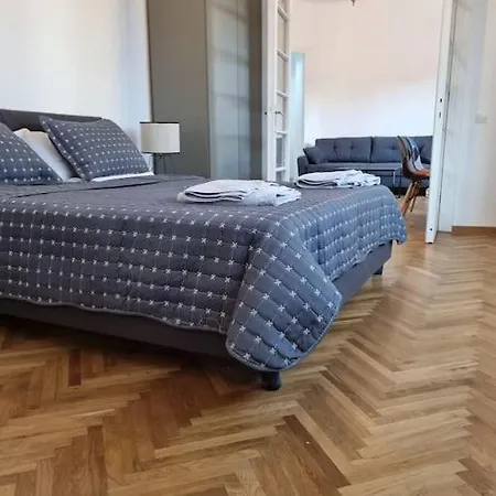 Cozy Near Center *